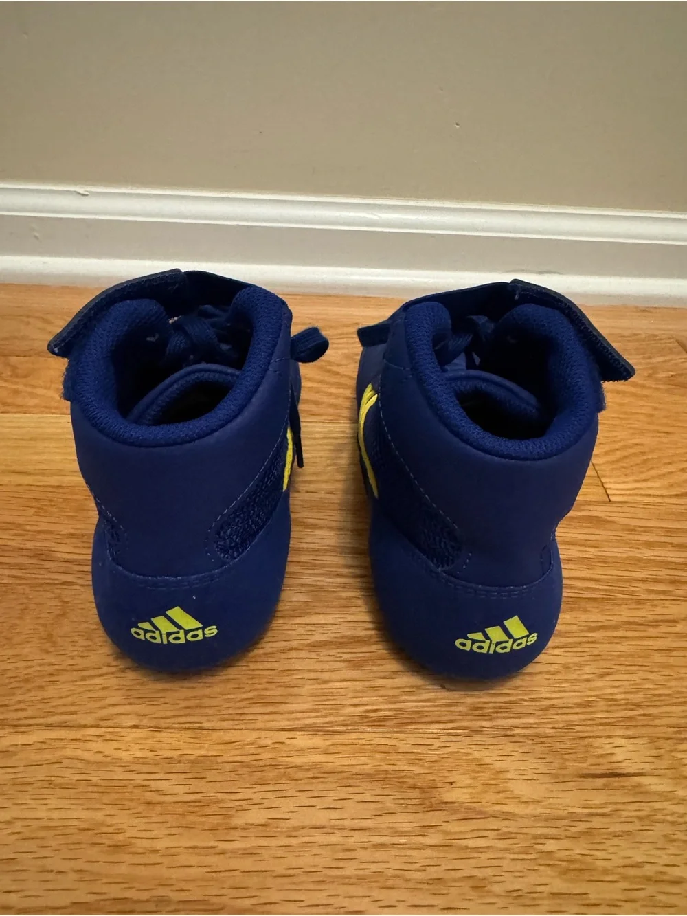 Adidas Kids HVC 2 wrestling shoes - size 2